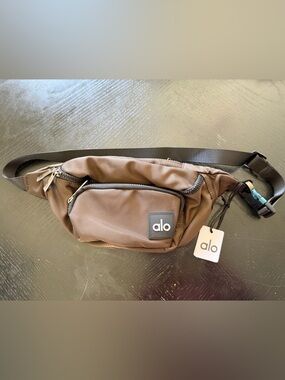 NWT ALO Yoga Explorer Belt Bag, espresso.